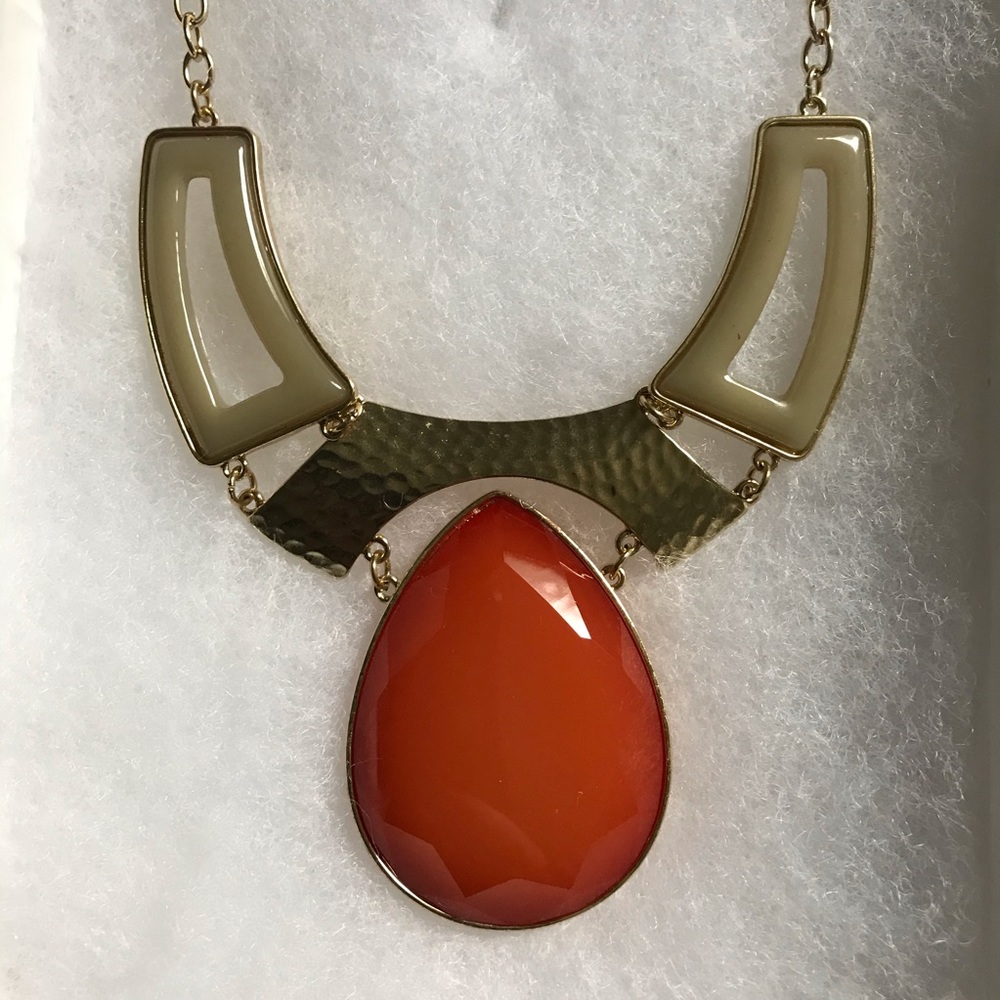 Apricot Lane Teardrop Pendant Collar Necklace